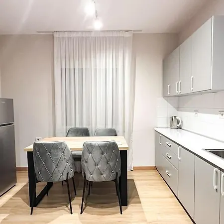 Elegant Rose Center Oasis Tirana